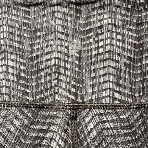 Lululemon green patterned, textured leggings- size 4 - Picture 4 of 4